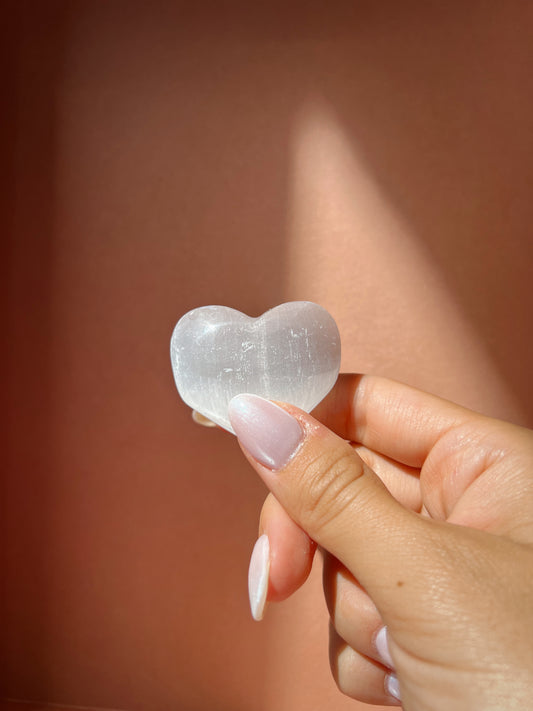 Pierre de Sélénite en forme de cœur - pierre de clarté, de purification et d'apaisement.