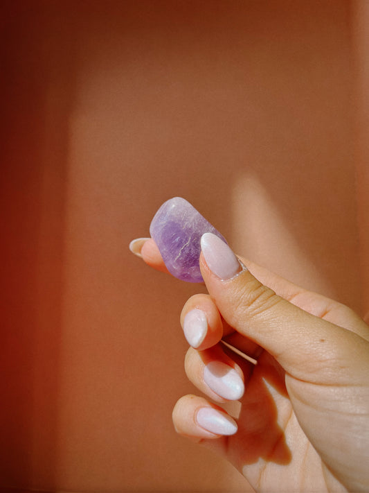 Pierre d'améthyste polie. Améthyste brute. Améthyste pour la lithothérapie. Améthyste pour la méditation.